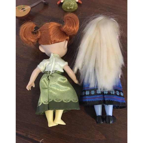 Frozen Disney Animator Collection dolls with accessories - Picture 3 of 9